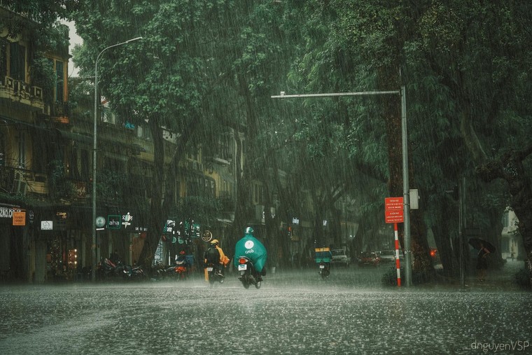 Dự báo thời tiết ngày 4/10: Bắc Bộ tiếp diễn mưa dông, ô nhiễm không khí giảm ảnh 1