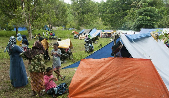 Tin giả khiến người dân Indonesia không dám về nhà sau động đất ảnh 1