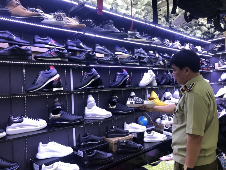 Quản lý thị trường 'tấn công' 2 tụ điểm kinh doanh hàng giả lớn tại TP.HCM ảnh 1