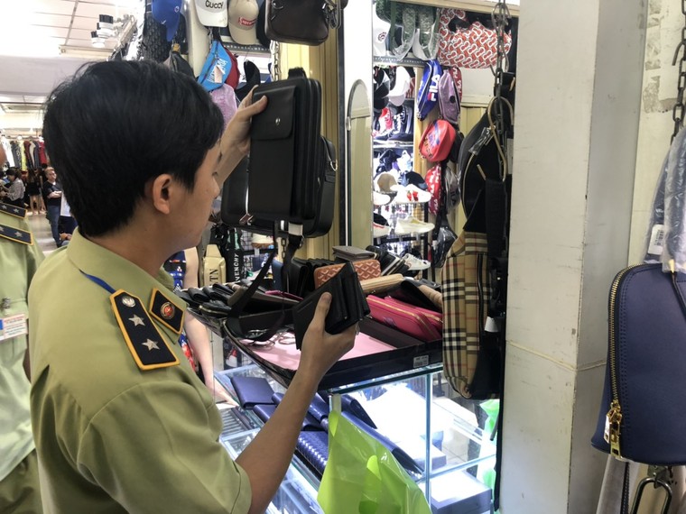 Quản lý thị trường 'tấn công' 2 tụ điểm kinh doanh hàng giả lớn tại TP.HCM ảnh 2