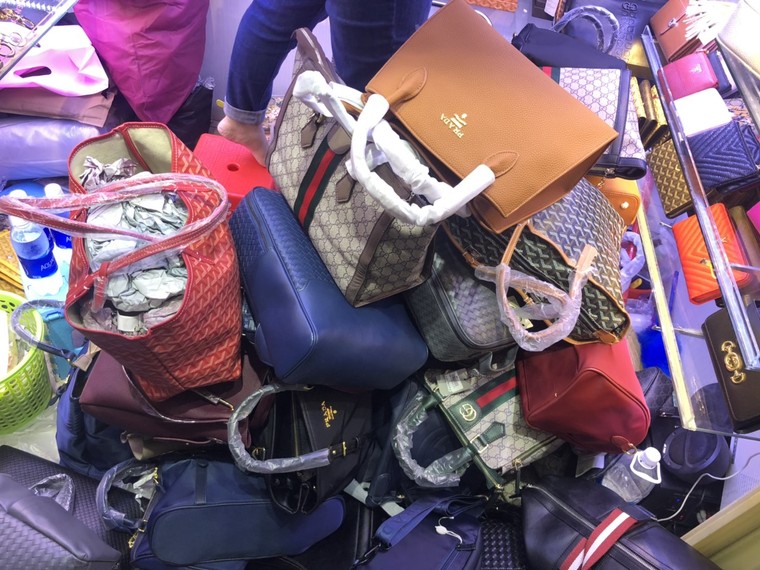 Quản lý thị trường 'tấn công' 2 tụ điểm kinh doanh hàng giả lớn tại TP.HCM ảnh 3