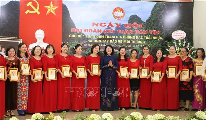 Phó Chủ tịch nước dự ngày hội đại đoàn kết toàn dân tộc tại Ninh Bình ảnh 1