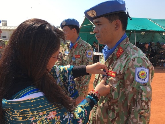 Các 'sứ giả' hòa bình Việt Nam đón nhận phần thưởng cao quý của LHQ ảnh 1