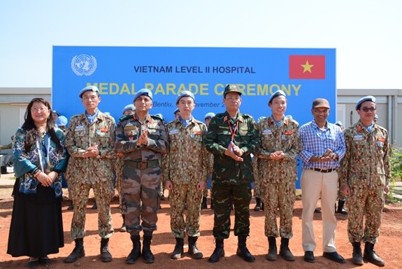 Các 'sứ giả' hòa bình Việt Nam đón nhận phần thưởng cao quý của LHQ ảnh 2