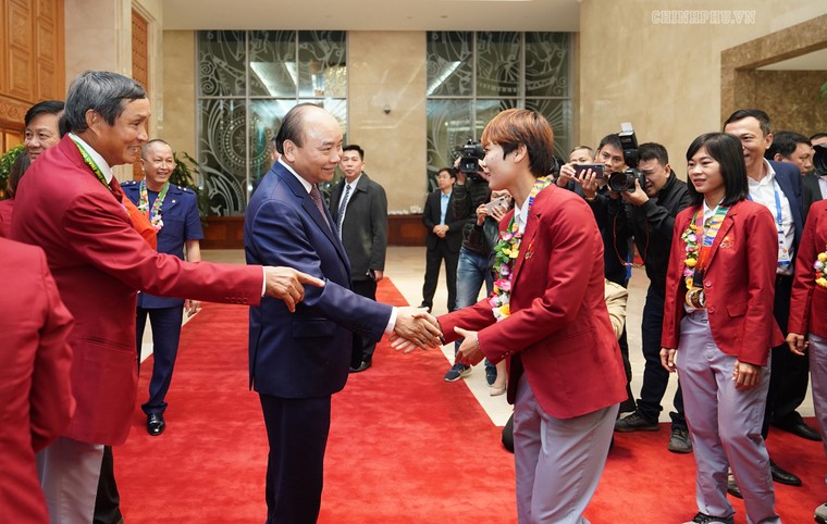 Chùm ảnh: Thủ tướng Nguyễn Xuân Phúc gặp đội tuyển bóng đá Việt Nam ảnh 1