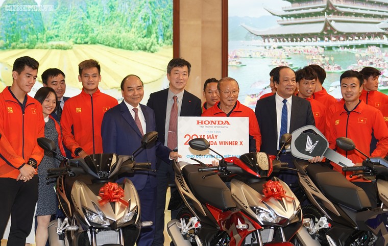 Chùm ảnh: Thủ tướng Nguyễn Xuân Phúc gặp đội tuyển bóng đá Việt Nam ảnh 11