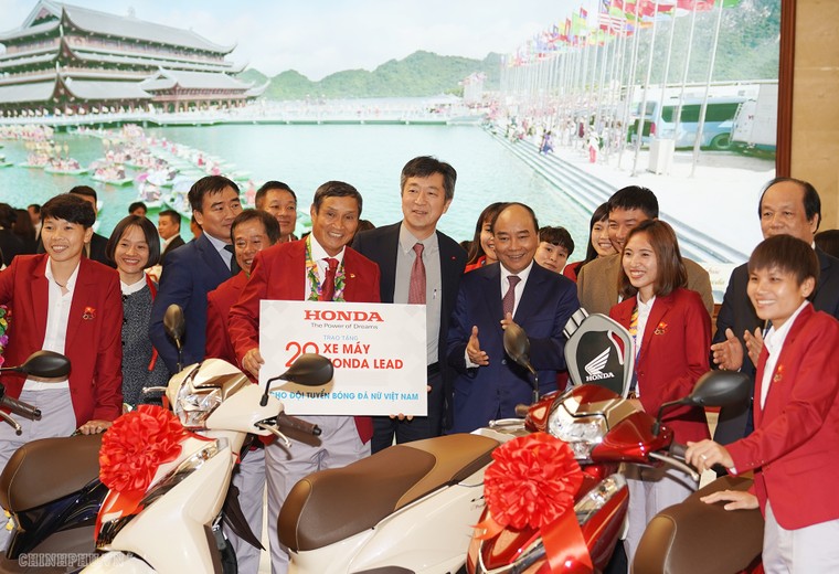 Chùm ảnh: Thủ tướng Nguyễn Xuân Phúc gặp đội tuyển bóng đá Việt Nam ảnh 12