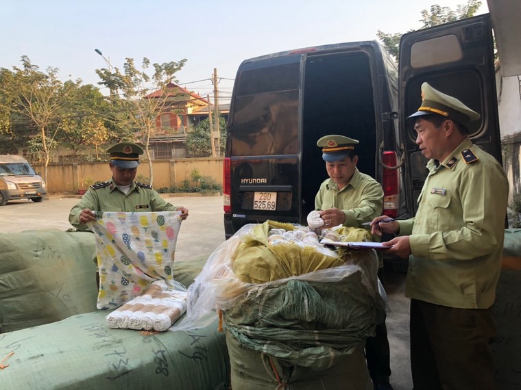 QLTT Lạng Sơn tạm giữ lô hàng may mặc và phụ kiện điện thoại trị giá hàng trăm triệu đồng ảnh 2