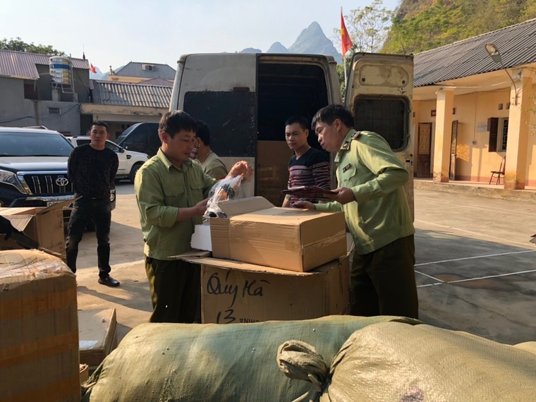 QLTT Lạng Sơn tạm giữ lô hàng may mặc và phụ kiện điện thoại trị giá hàng trăm triệu đồng ảnh 1