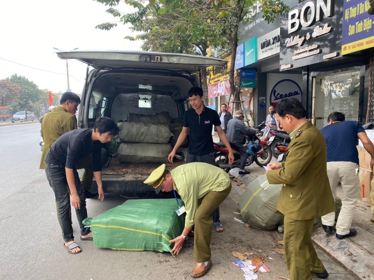 QLTT Hà Nội: Thu giữ 30 tấn bánh kẹo cùng 800kg thịt lợn không rõ nguồn gốc xuất xứ ảnh 6