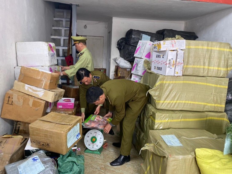 QLTT Hà Nội: Thu giữ 30 tấn bánh kẹo cùng 800kg thịt lợn không rõ nguồn gốc xuất xứ ảnh 5