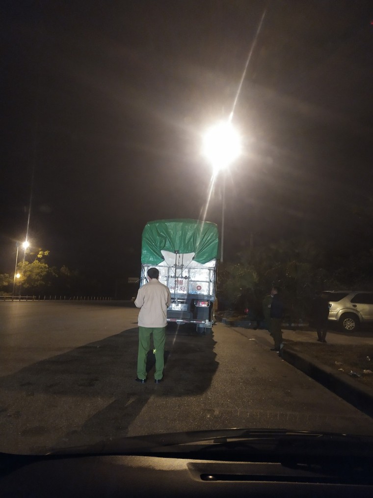 QLTT Hà Nội: Thu giữ 30 tấn bánh kẹo cùng 800kg thịt lợn không rõ nguồn gốc xuất xứ ảnh 1