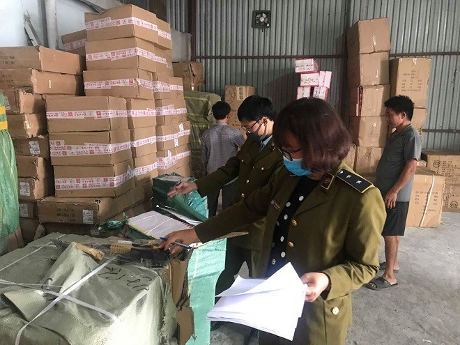 QLTT Hà Nội: Thu giữ 30 tấn bánh kẹo cùng 800kg thịt lợn không rõ nguồn gốc xuất xứ ảnh 4