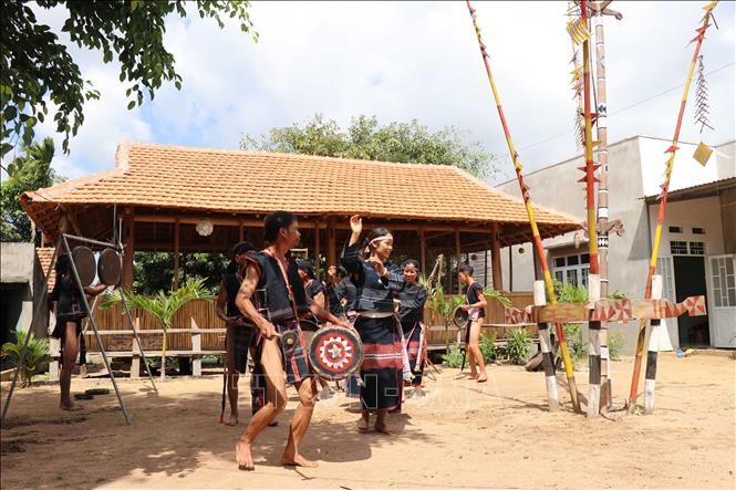 Người truyền cảm hứng cho đồng bào Bahnar làm du lịch ảnh 1