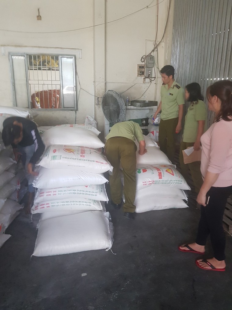 An Giang: Phát hiện Công ty kinh doanh gần 11 tấn đường nghi nhập lậu ảnh 4