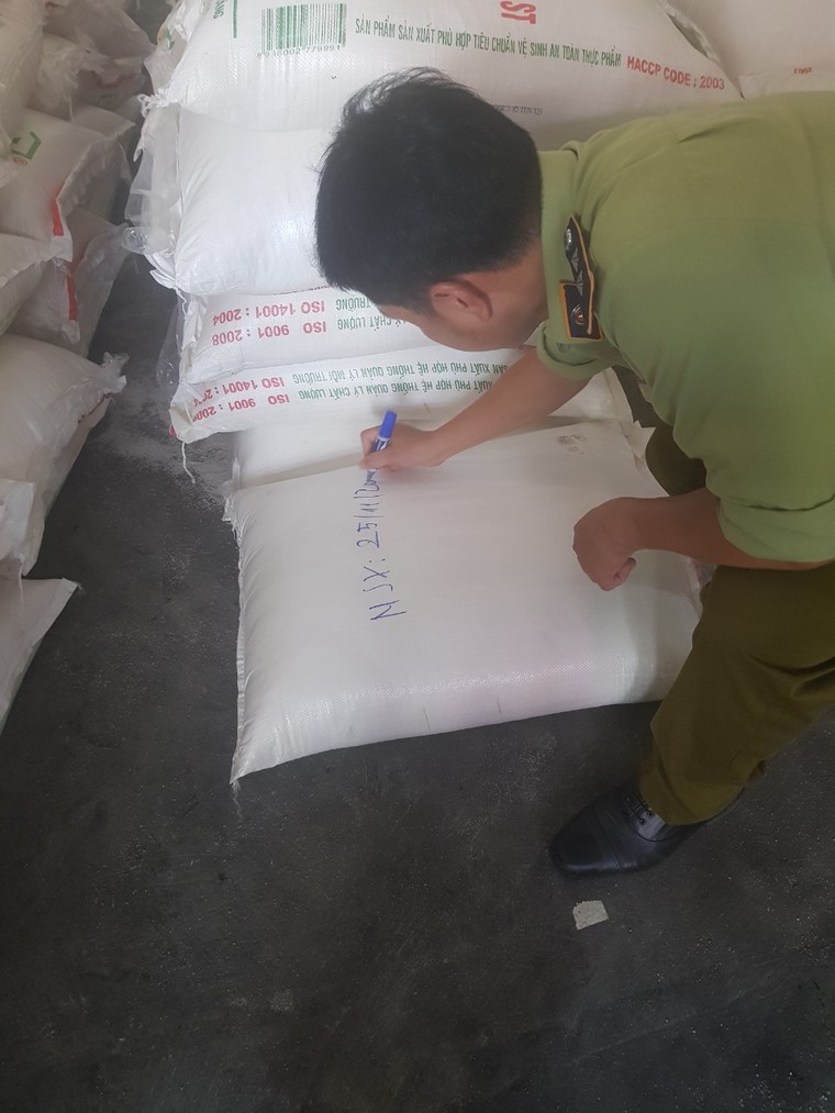 An Giang: Phát hiện Công ty kinh doanh gần 11 tấn đường nghi nhập lậu ảnh 2