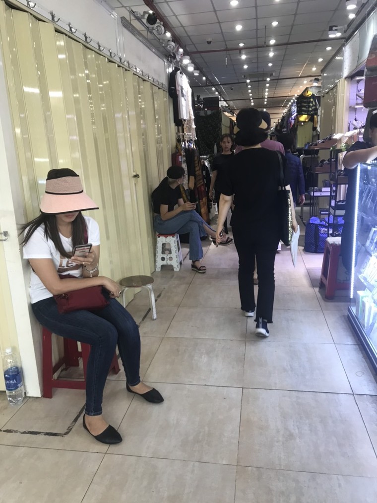 Tiểu thương Saigon Square đồng loạt đóng cửa trước đợt truy quét hàng giả của lực lượng QLTT ảnh 1