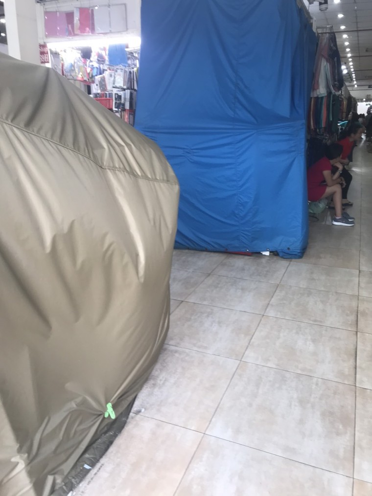 Tiểu thương Saigon Square đồng loạt đóng cửa trước đợt truy quét hàng giả của lực lượng QLTT ảnh 2