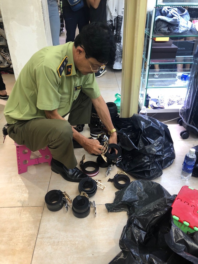 Tiểu thương Saigon Square đồng loạt đóng cửa trước đợt truy quét hàng giả của lực lượng QLTT ảnh 6