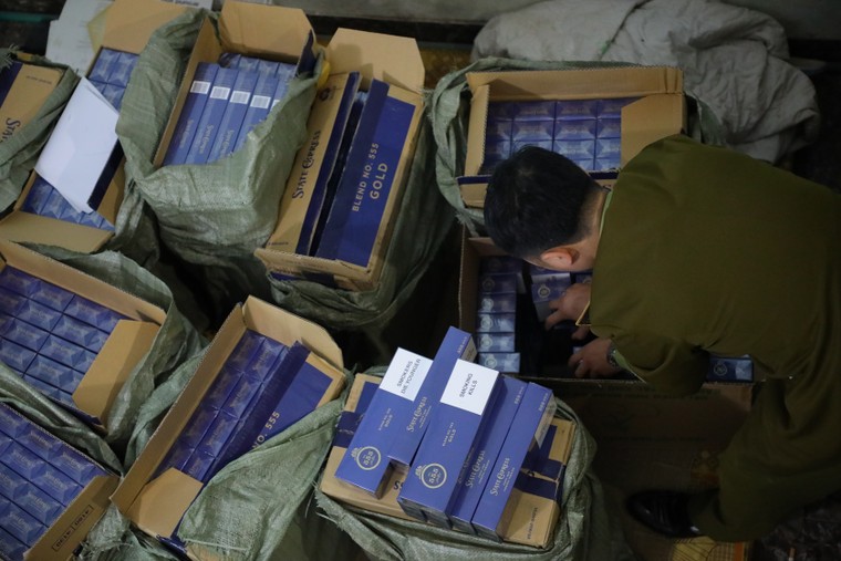 Hà Nội: Thu giữ 15.000 bao thuốc lá 3 số 555 nghi nhập lậu ảnh 2