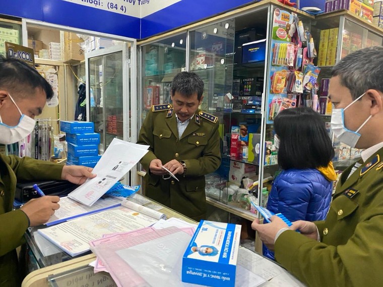 QLTT Hà Nội: Xử phạt các cơ sở kinh doanh mặt hàng khẩu trang y tế không niêm yết giá ảnh 1