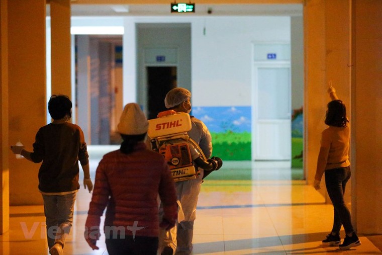 Trường học đầu tiên ở Hà Nội phun thuốc khử trùng phòng virus corona ảnh 8