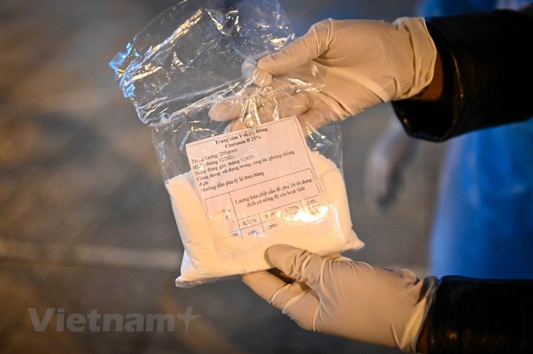 Trường học đầu tiên ở Hà Nội phun thuốc khử trùng phòng virus corona ảnh 2