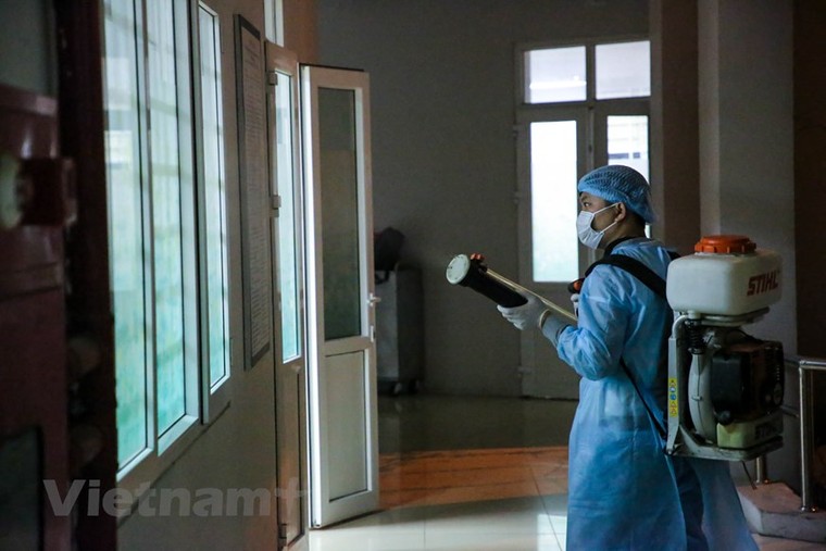 Trường học đầu tiên ở Hà Nội phun thuốc khử trùng phòng virus corona ảnh 5
