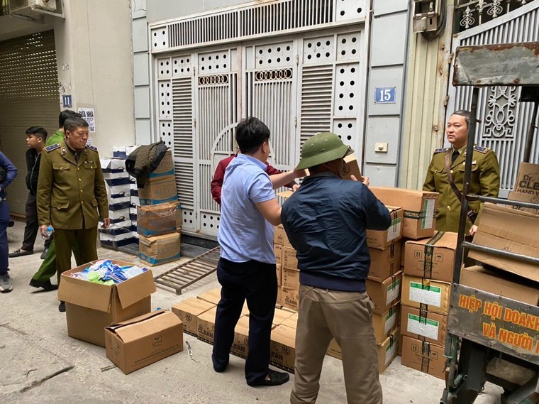 QLTT Hà Nội: Thu giữ lượng lớn khẩu trang và nước sát trùng phòng dịch không rõ nguồn gốc ảnh 1