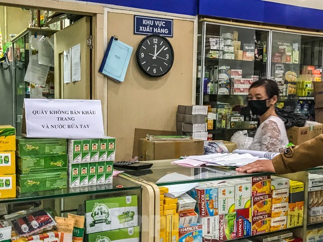 Giữa cơn sốt, chợ thuốc Hapulico đồng loạt treo biển 'không bán khẩu trang' ảnh 11