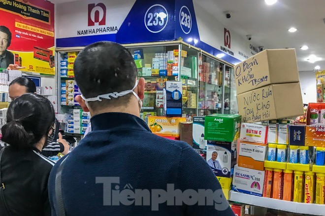 Giữa cơn sốt, chợ thuốc Hapulico đồng loạt treo biển 'không bán khẩu trang' ảnh 1
