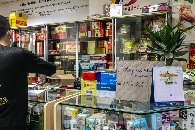 Giữa cơn sốt, chợ thuốc Hapulico đồng loạt treo biển 'không bán khẩu trang' ảnh 4