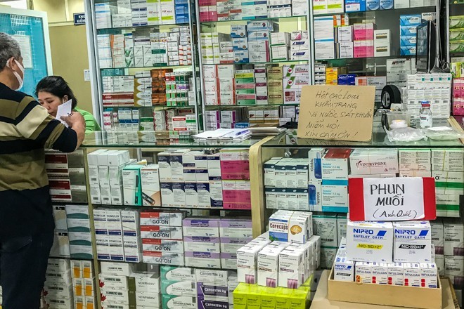 Giữa cơn sốt, chợ thuốc Hapulico đồng loạt treo biển 'không bán khẩu trang' ảnh 9