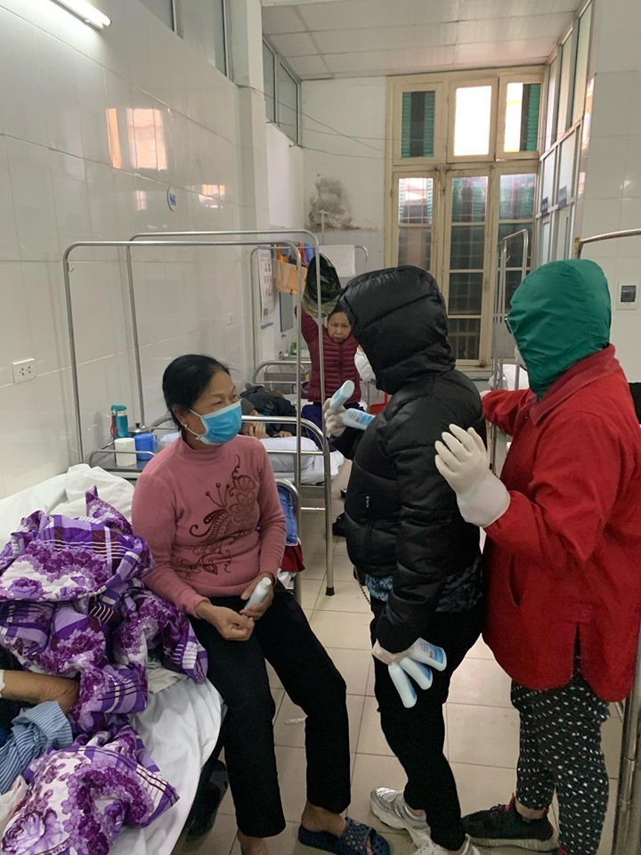 Tặng gần 1.000 chai dung dịch rửa tay cho bệnh nhân ảnh 2