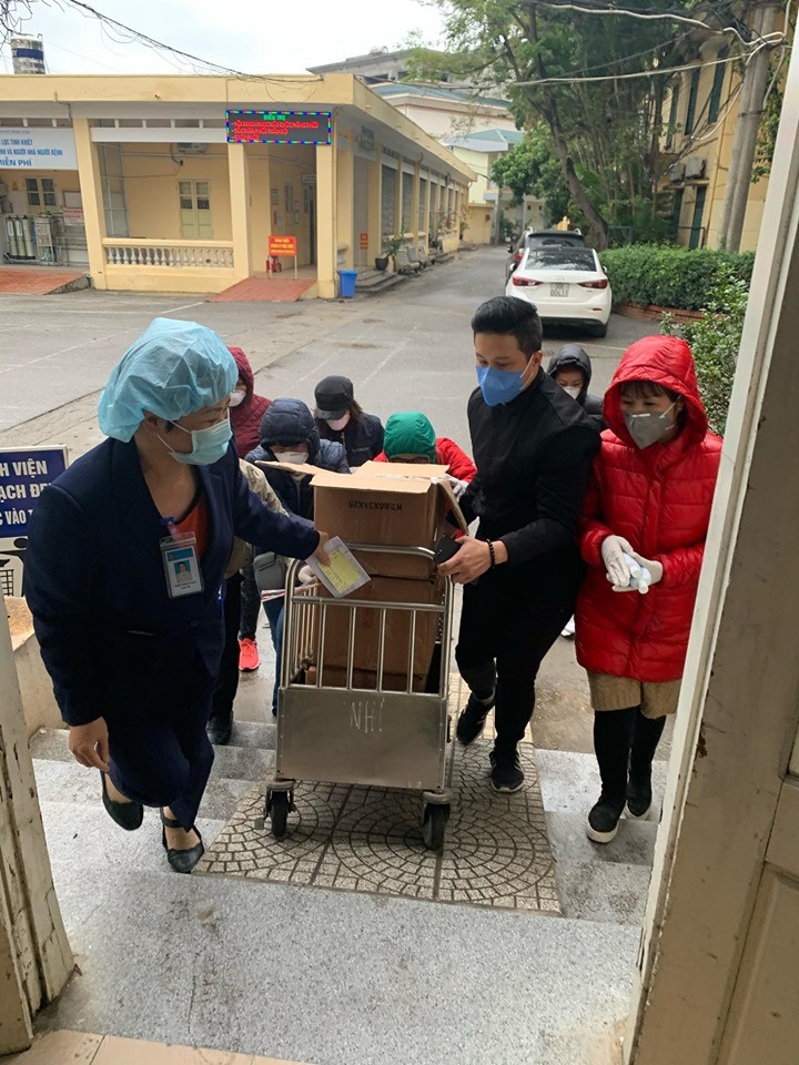 Tặng gần 1.000 chai dung dịch rửa tay cho bệnh nhân ảnh 1