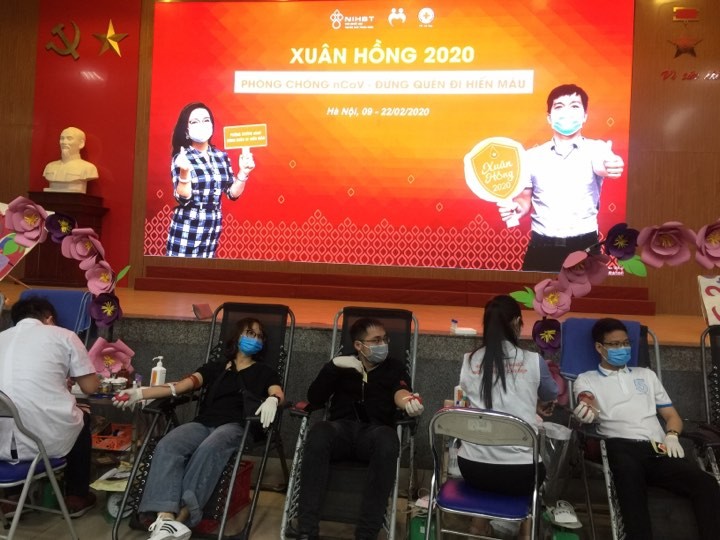 Người dân xếp hàng ‘giải cứu’ tình trạng khan hiếm máu ảnh 1