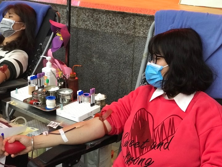 Người dân xếp hàng ‘giải cứu’ tình trạng khan hiếm máu ảnh 6