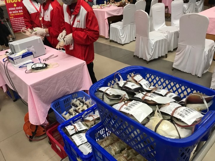 Người dân xếp hàng ‘giải cứu’ tình trạng khan hiếm máu ảnh 7