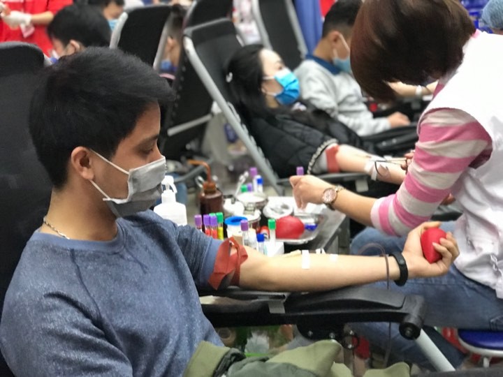 Người dân xếp hàng ‘giải cứu’ tình trạng khan hiếm máu ảnh 5