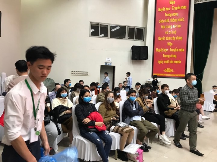 Người dân xếp hàng ‘giải cứu’ tình trạng khan hiếm máu ảnh 2