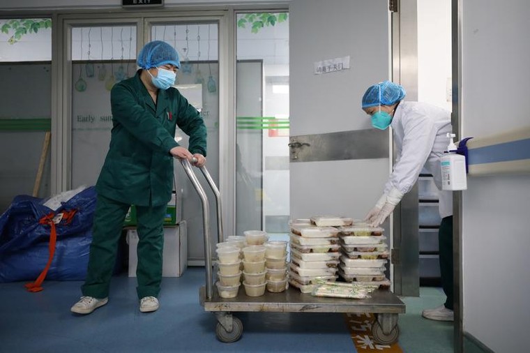 Chùm ảnh: Các bác sĩ, y tá, Trung Quốc chiến đấu với virus corona ảnh 7