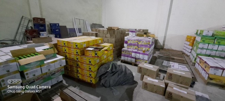  Phát hiện hơn 5.000 chai nước uống được tẩy xóa ngày sản xuất và hạn sử dụng ảnh 2