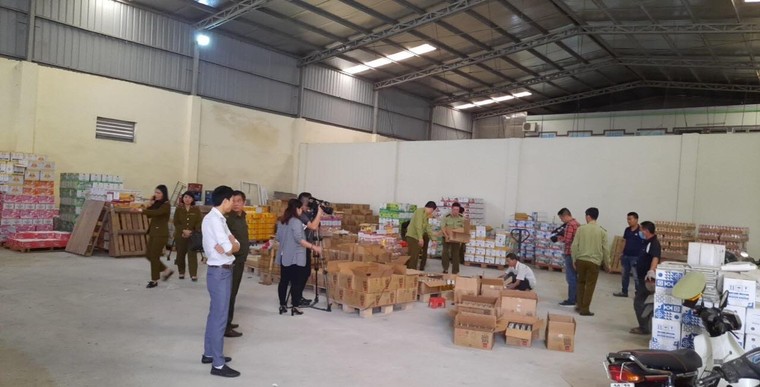  Phát hiện hơn 5.000 chai nước uống được tẩy xóa ngày sản xuất và hạn sử dụng ảnh 1