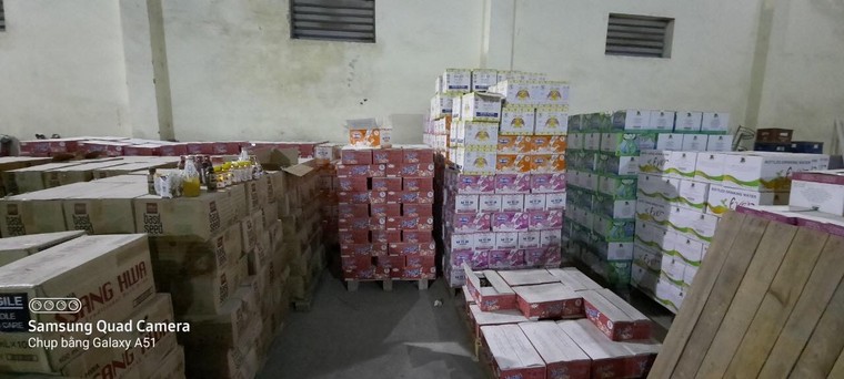 Phát hiện hơn 5.000 chai nước uống được tẩy xóa ngày sản xuất và hạn sử dụng ảnh 3