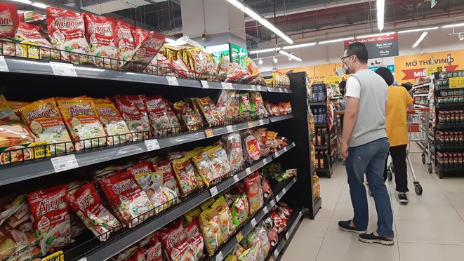 Lương thực, thực phẩm đầy ắp kệ siêu thị, người dân thoải mái mua sắm ảnh 2