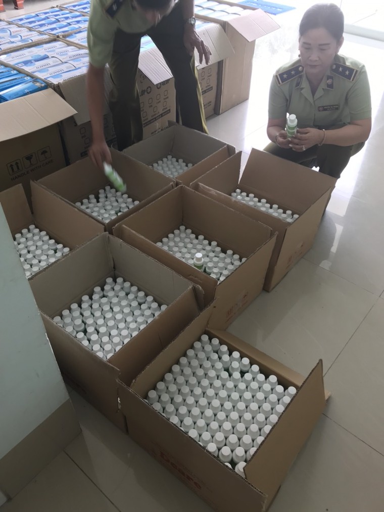 Tạm giữ hàng ngàn khẩu trang y tế không có hóa đơn chứng từ ảnh 3