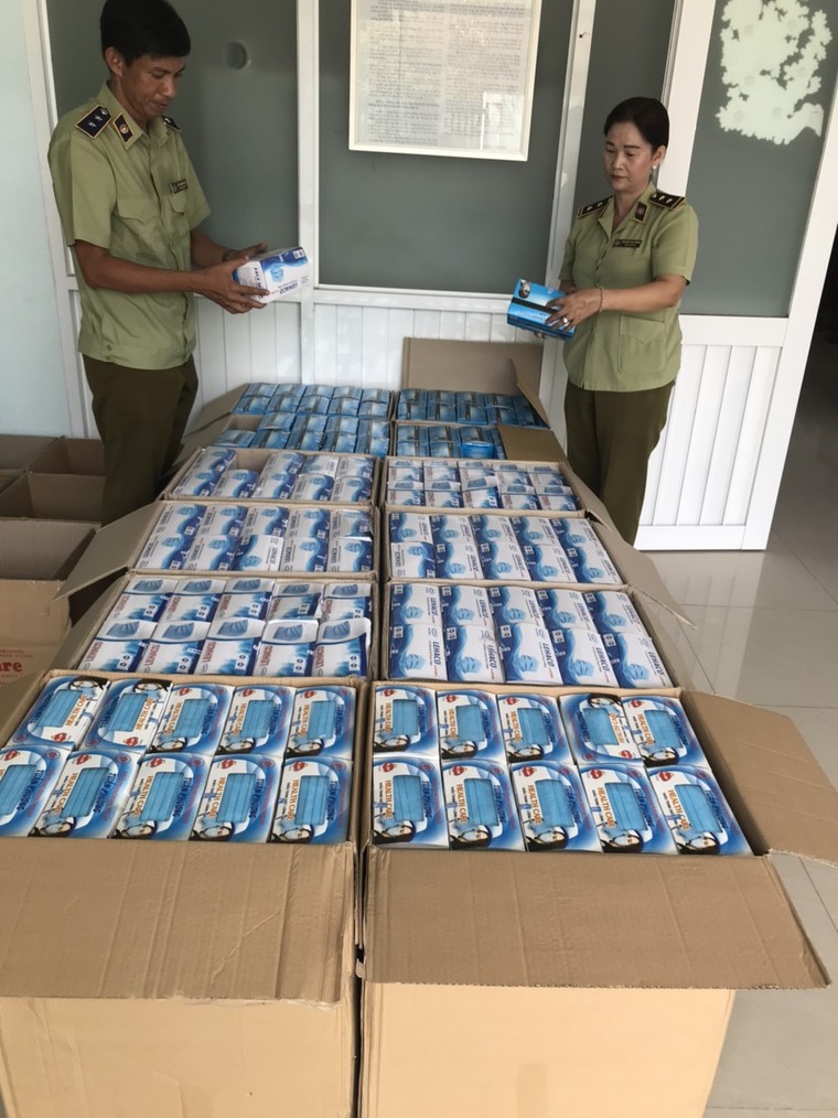 Tạm giữ hàng ngàn khẩu trang y tế không có hóa đơn chứng từ ảnh 2