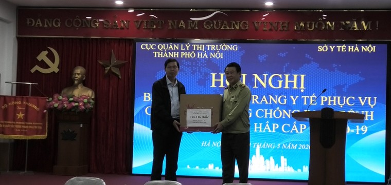 Hà Nội: Chuyển giao khẩu trang tịch thu do vi phạm hành chính ảnh 2