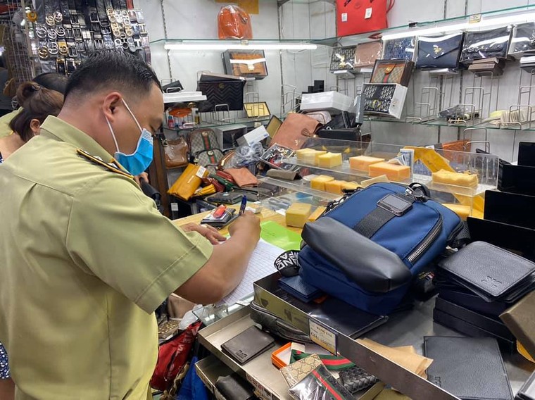 Tạm giữ hơn 1.500 'đồ hiệu' nhái tại Sài Gòn Square và chợ Bến Thành ảnh 1
