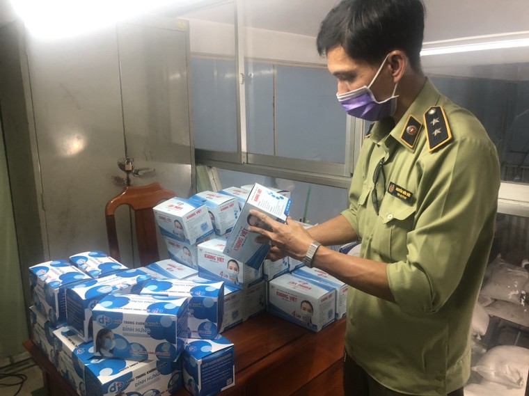 An Giang: Tạm giữ hơn 200.000 chiếc khẩu trang không có hóa đơn, chứng từ ảnh 4
